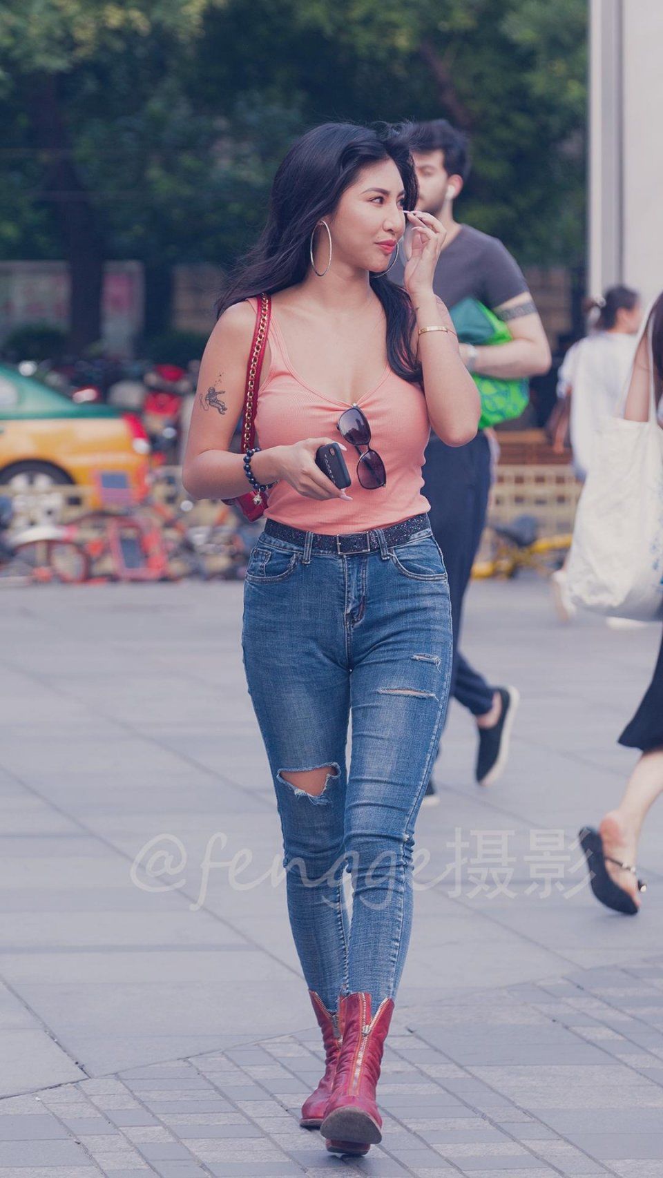 街拍:穿紧身牛仔裤的姑娘，身材微胖，气质阳光，令人难忘