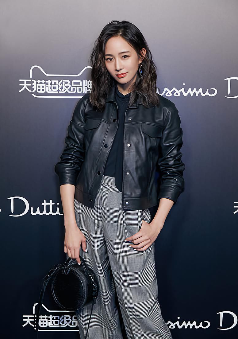 张钧宁随着《如懿传》再次大火，一身晚礼服光彩照人，时髦得飞起