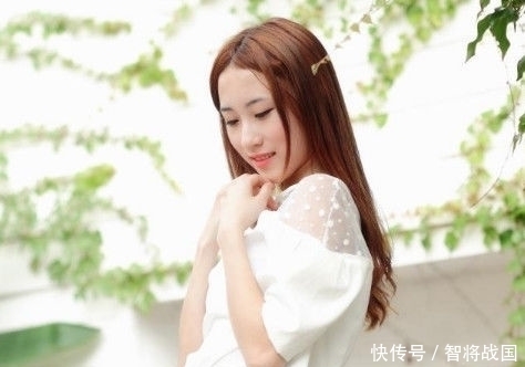  [凸显]街拍：穿吊带裙的长腿小姐姐，一个回眸，凸显优雅的女神范