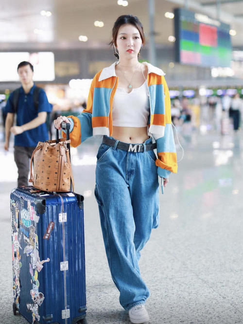  「露脐装」强东玥真是“元气少女”，白色露脐装配短款外套秀蛮腰，活力十足