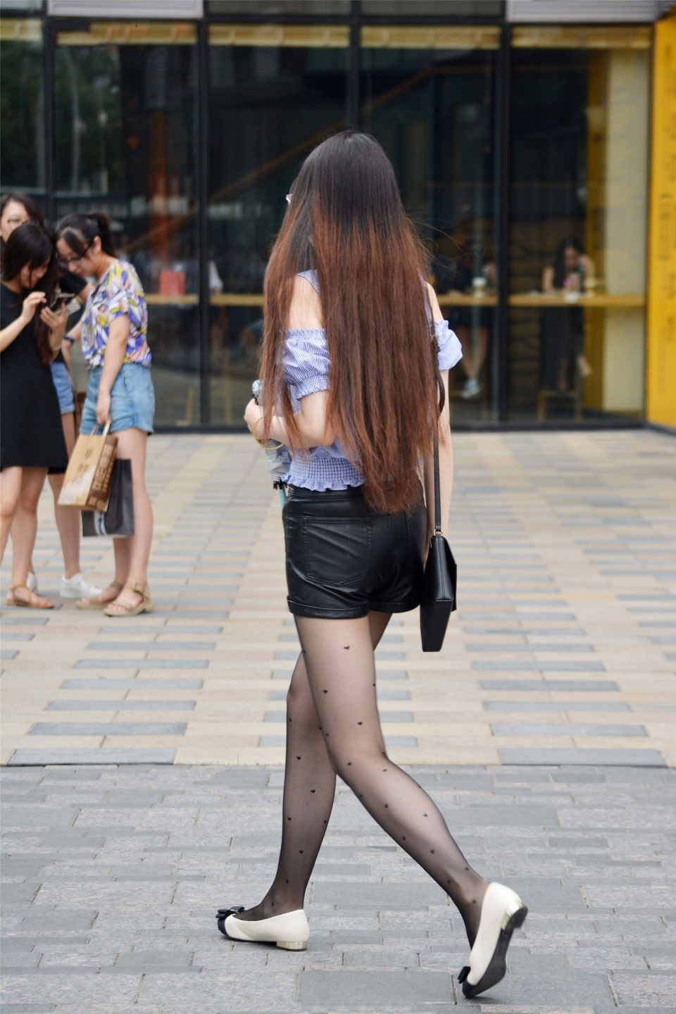 街拍：带墨镜的黑丝平底鞋美女，爱心丝袜暴露内心小浪漫