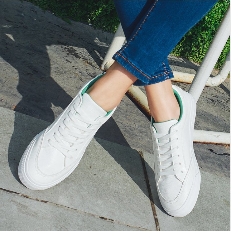 闺蜜从来不穿高跟鞋，只穿这样的休闲鞋，女人味挡不住