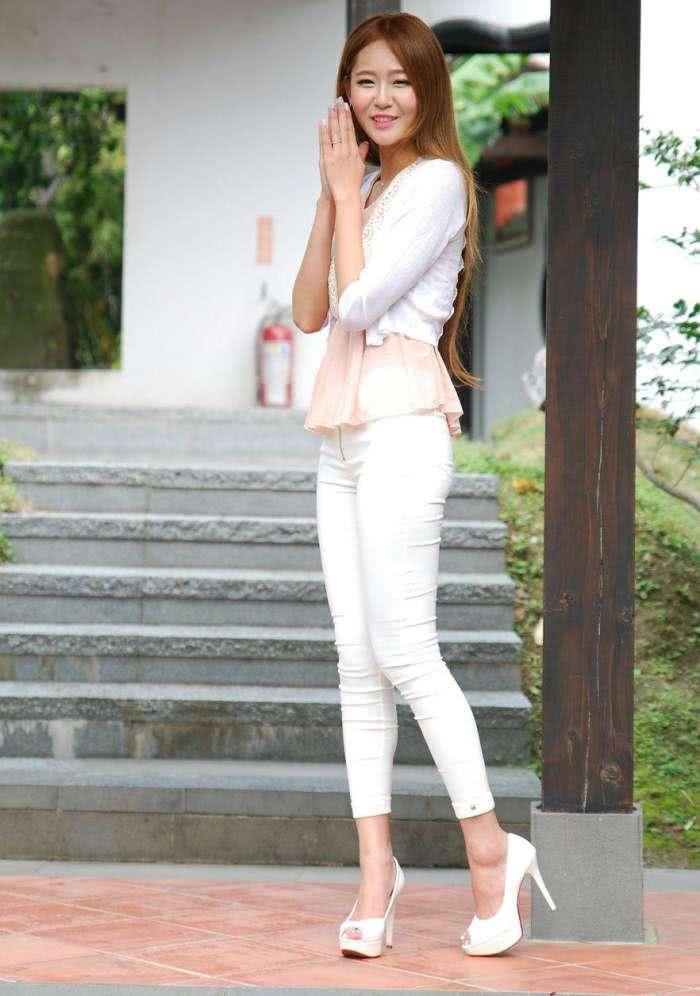 紧身裤更是塑造淑女气质，气场压倒一片路人款，穿多久都不会过时