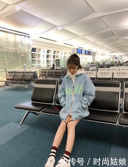 沈梦辰穿红衣白蕾丝领装嫩装文艺,简直辣眼睛,心疼修图师!