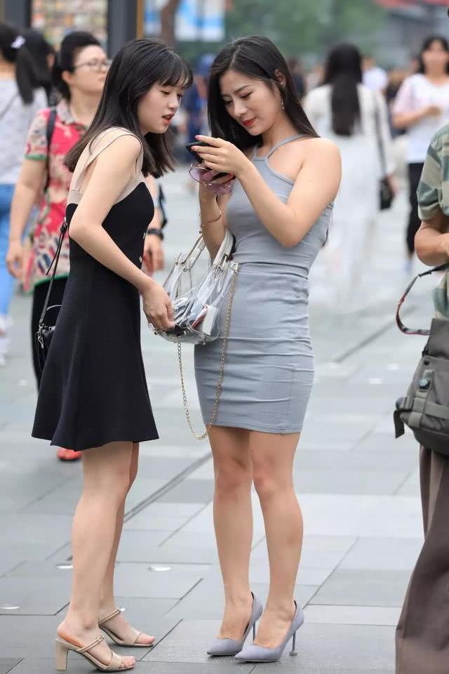 微胖的小姐姐吊带裙街头自拍，肉肉的好性感，引路人围观