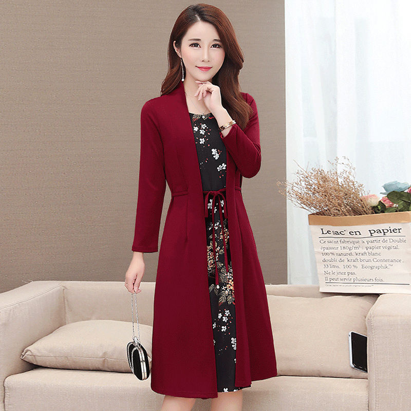 身材微胖的女人，少穿打底裤!瞧瞧下图女人，穿洋气秋裙，美嫩极