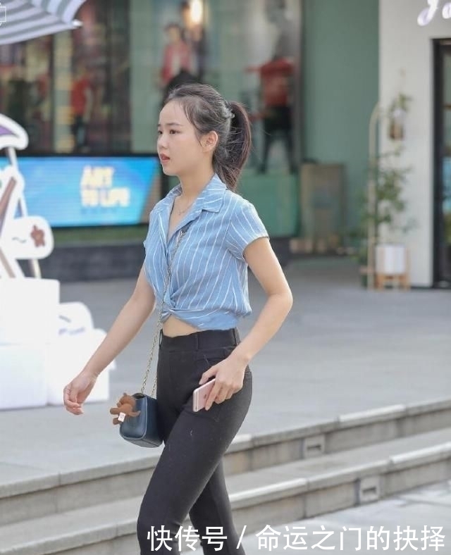 「优雅」时尚街拍成熟的小姐姐一身粉嫩装扮,紧身牛仔裤笔直修长