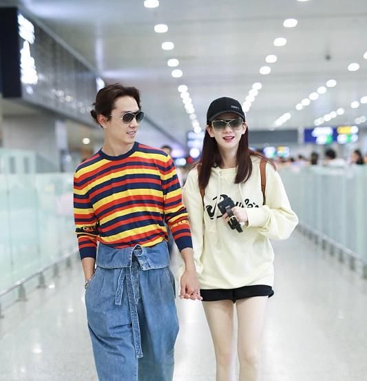 戚薇机场穿短裤秀美腿，却没想到被李承铉的翘头鞋抢镜了！
