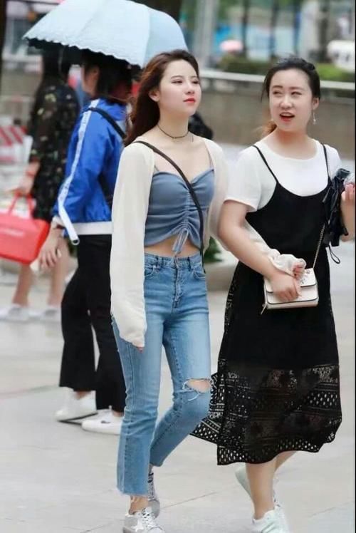 紧身牛仔裤凸显修长大腿，纤纤细腰若隐若现，让你的夏天倍受关注