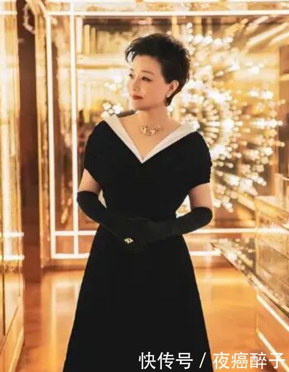 气质:杨澜有气质不显胖,穿修身黑礼服缺少曲线美,坐下不小心暴露腿粗