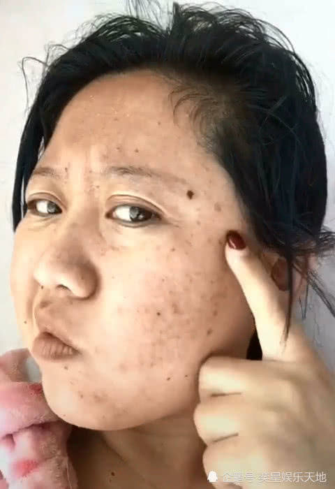 满脸麻子的大妈,妆后秒变小仙女,网友:再也不相信眼睛了!