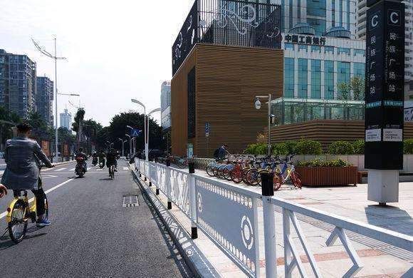 日本便利店外设置中文标牌,内容引发中国游客众怒,直呼太过分!