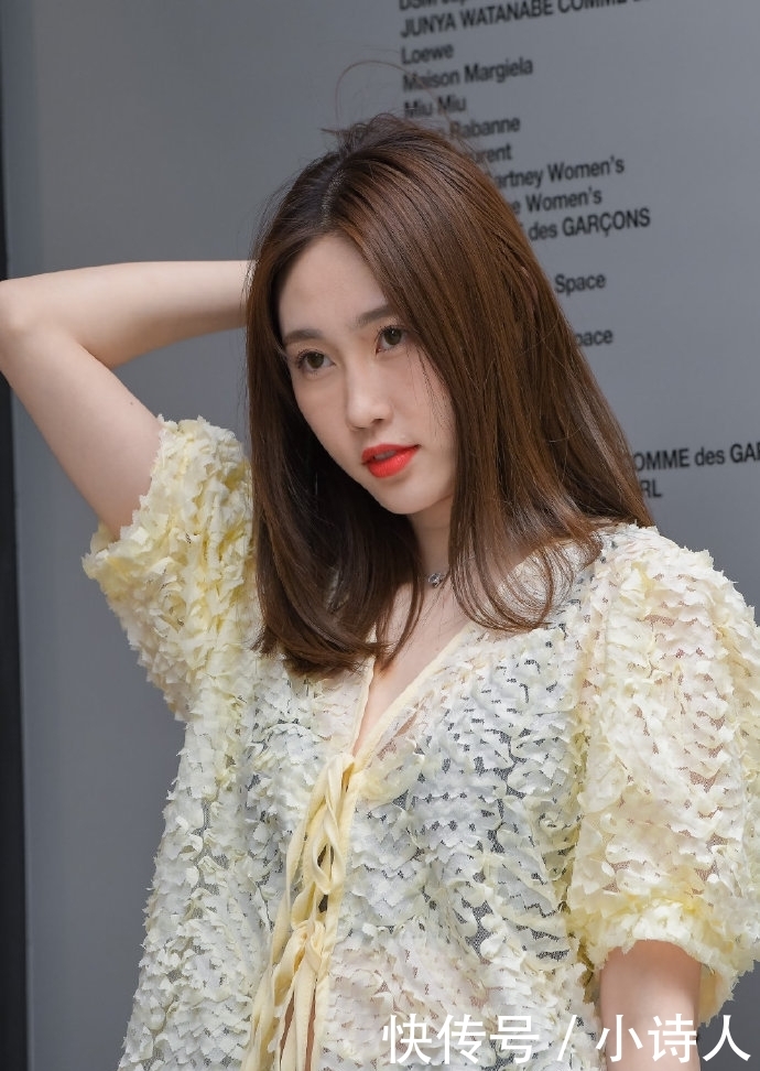 『化妆』街拍小姐姐:姑娘的打扮和化妆发型都是一顶一的组合