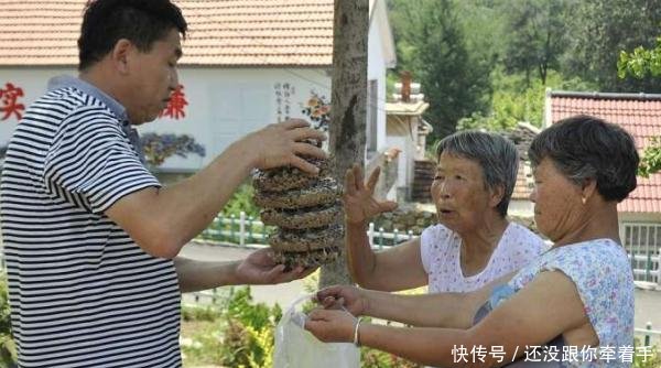 农村大娘赶集卖老宅稀罕物，被城里人35元买走，亏大了