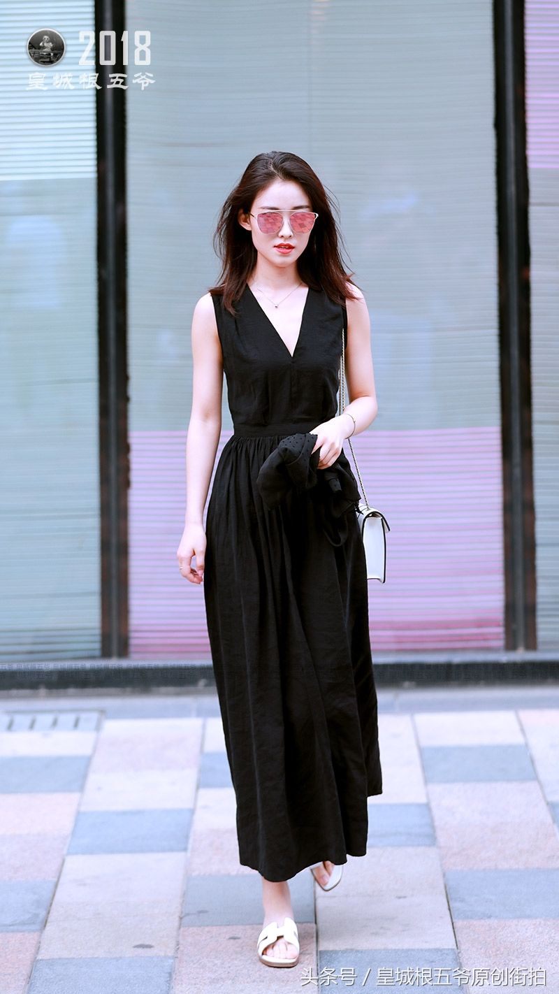 街拍:仲夏时节这样打扮既可爱又有小女人味