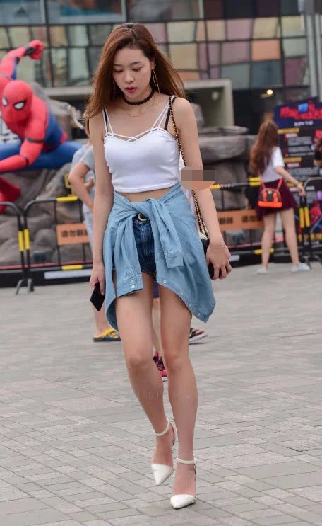 气质小姐姐超短裤凸显一双大长腿，走路的样子太过霸气路人都纷纷