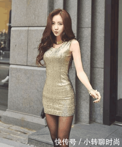 街拍:紧身衣设计给了小姐姐优美迷人身姿!