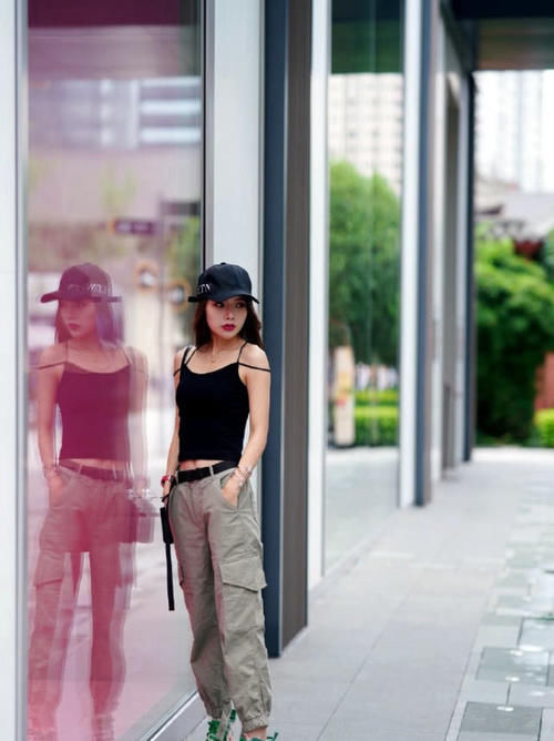  姐姐：路人街拍：叛逆少女上街，军装裤率性十足，看了就想喊姐姐！