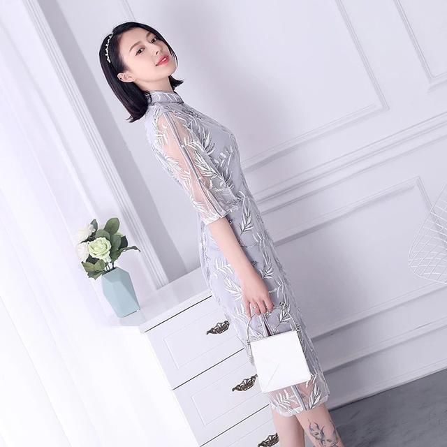 沉稳大气，干练知性，一袭灰色荷叶袖亮片绣花旗袍！
