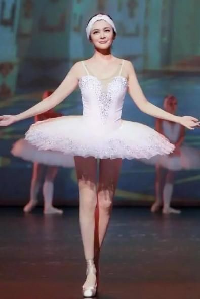 关之琳的腿有多美?惊艳时光的不仅是她的脸，美腿更是圈粉无数