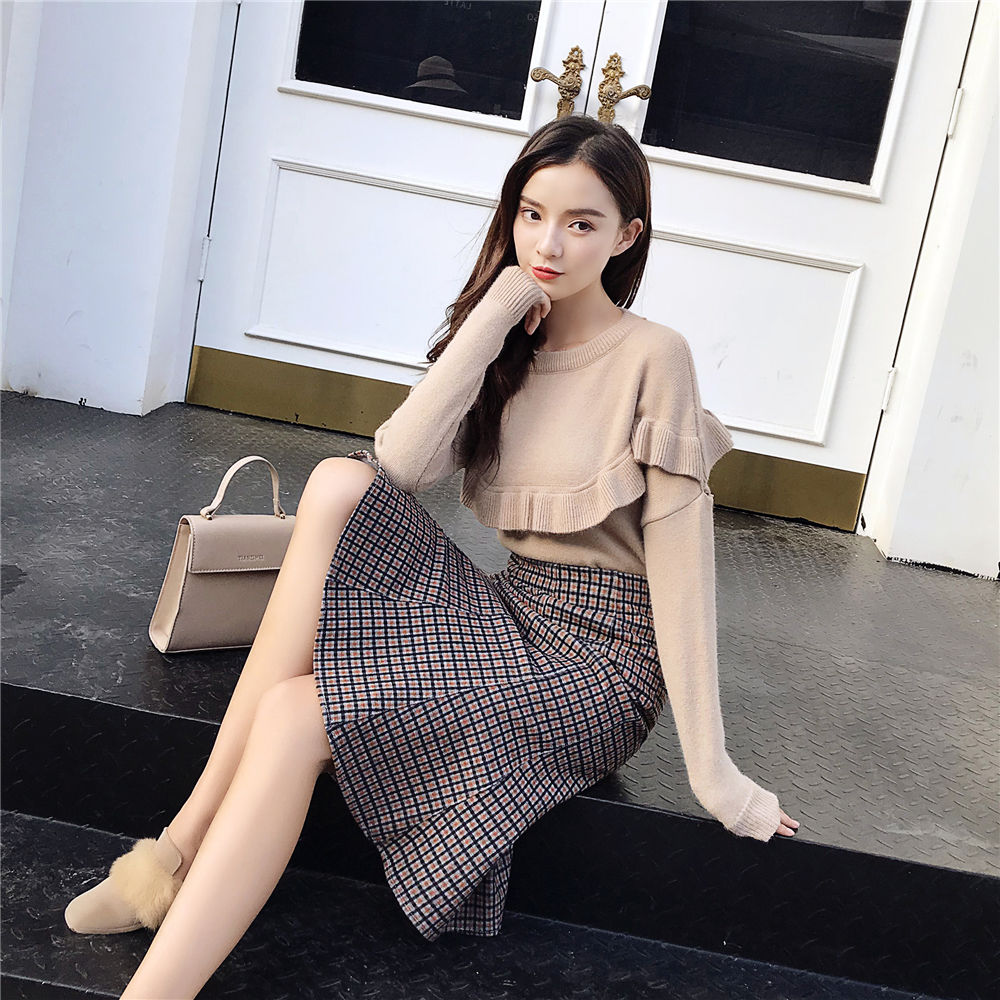 别再乱穿了!今秋流行:毛衣+套裙，分分钟变女神，太美了