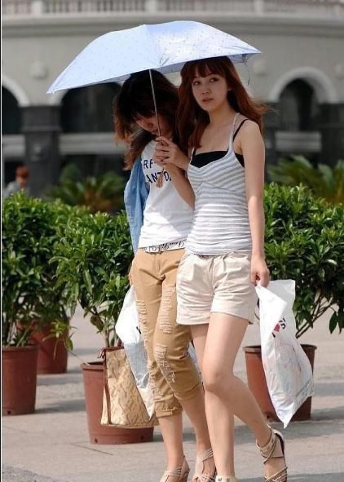 #美女#哈尔滨街头美女: 长腿高胸大个子, 让人忍不住多看?