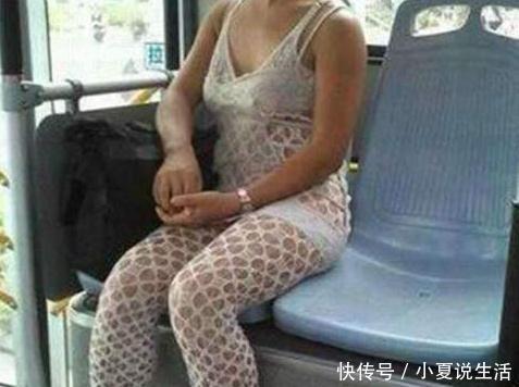 公交车“女子”穿着性感,凑近一看,众人纷纷大呼:辣眼睛