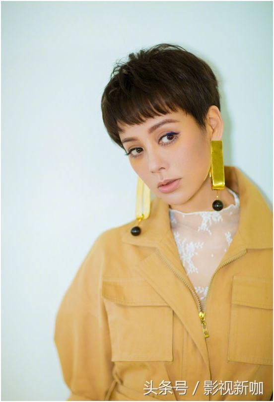 46岁宁静戴假发装嫩，化淡妆点缀，网友：睫毛快“冲出”屏幕了！