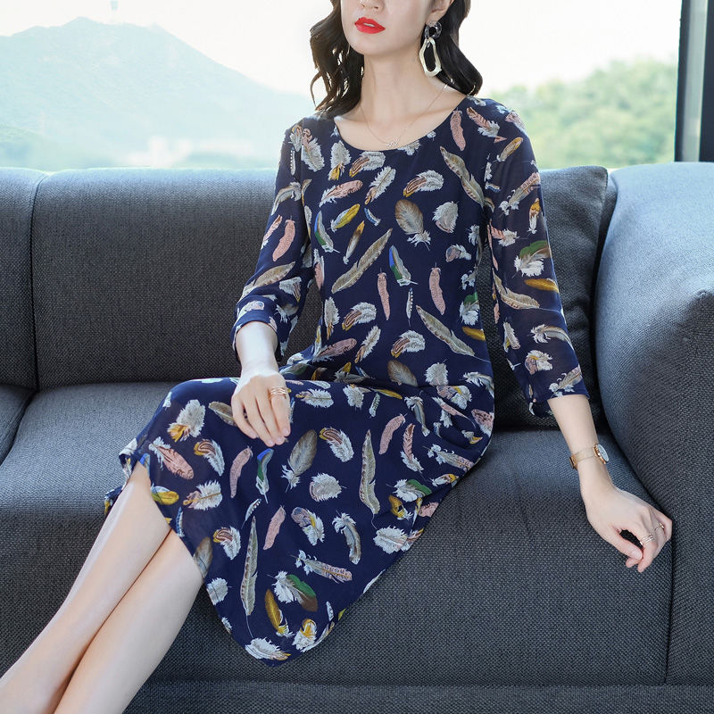 48岁婆婆真会穿!初秋穿这高贵“妈妈装”，上身嫩美像个大姑娘