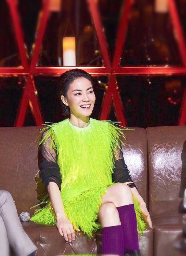 49岁的王菲和杨幂同穿荧光绿，天后和辣妈果然不一样，气场差太多