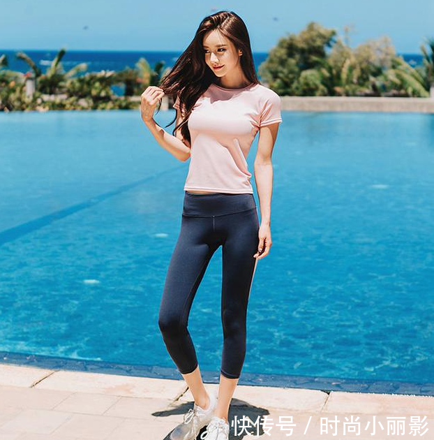 紧身打底裤：身形优美的美女，成熟有气质，女神范十足！