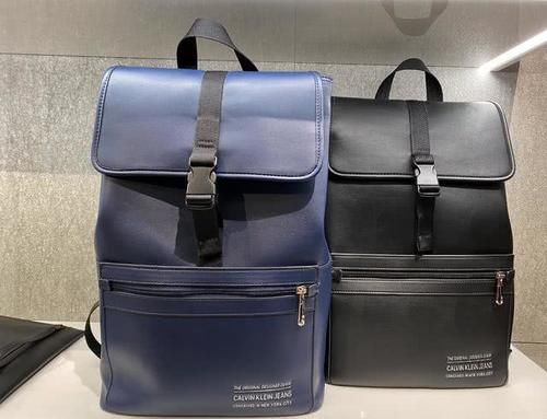  #内衣#CK 2020年春夏款双肩包实评：始终如一的简约、经典蓝、logo低调