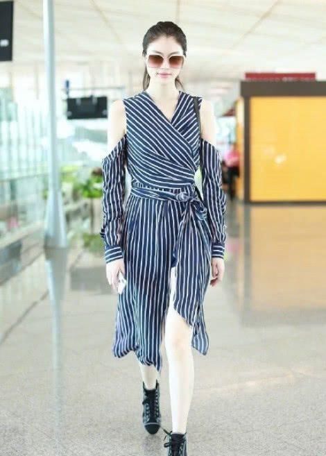 何穗机场新穿法，条纹裙到露出打底裤，网友:几乎美的像一条尤物