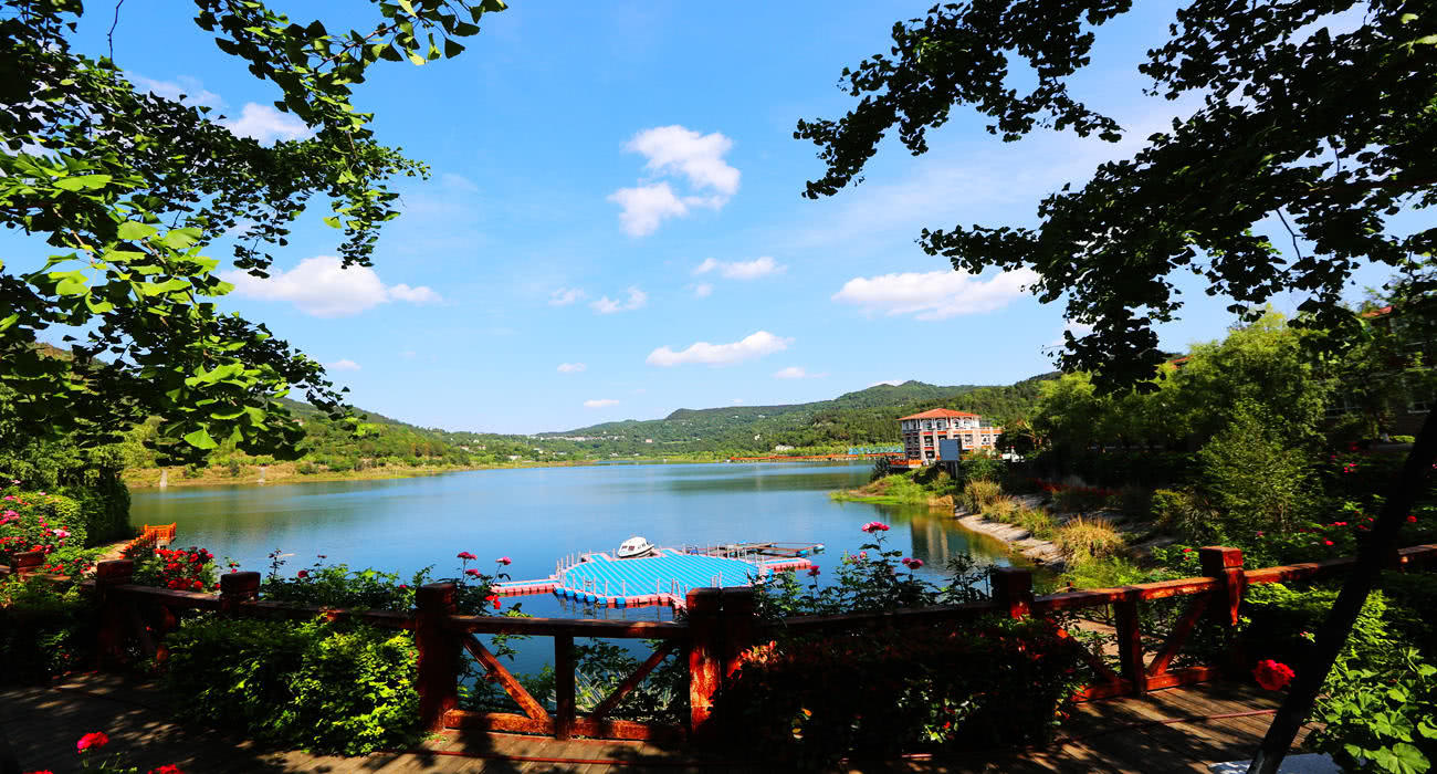 中国西南最大人工湖，有13亿立方米库容，是4A景区，全天开放