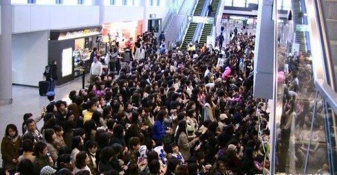 明星大波粉丝接机有黑幕！央视官博证实言论，袁立转发相关视频！