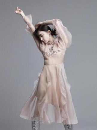 古力娜扎就穿一层薄纱？复古连衣裙撞上羽毛鞋，网友：真敢穿！