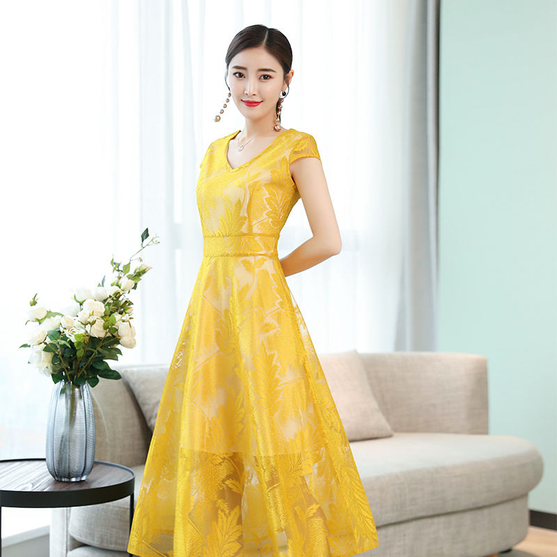 系带连衣裙洋气又减龄，蕾丝材质高档又性感，配高跟鞋显高显气质