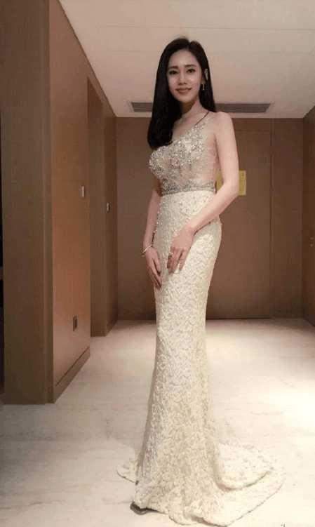 秋瓷炫真大胆,透视蕾丝裙能遮住吗?网友:韩国明星果然不一样