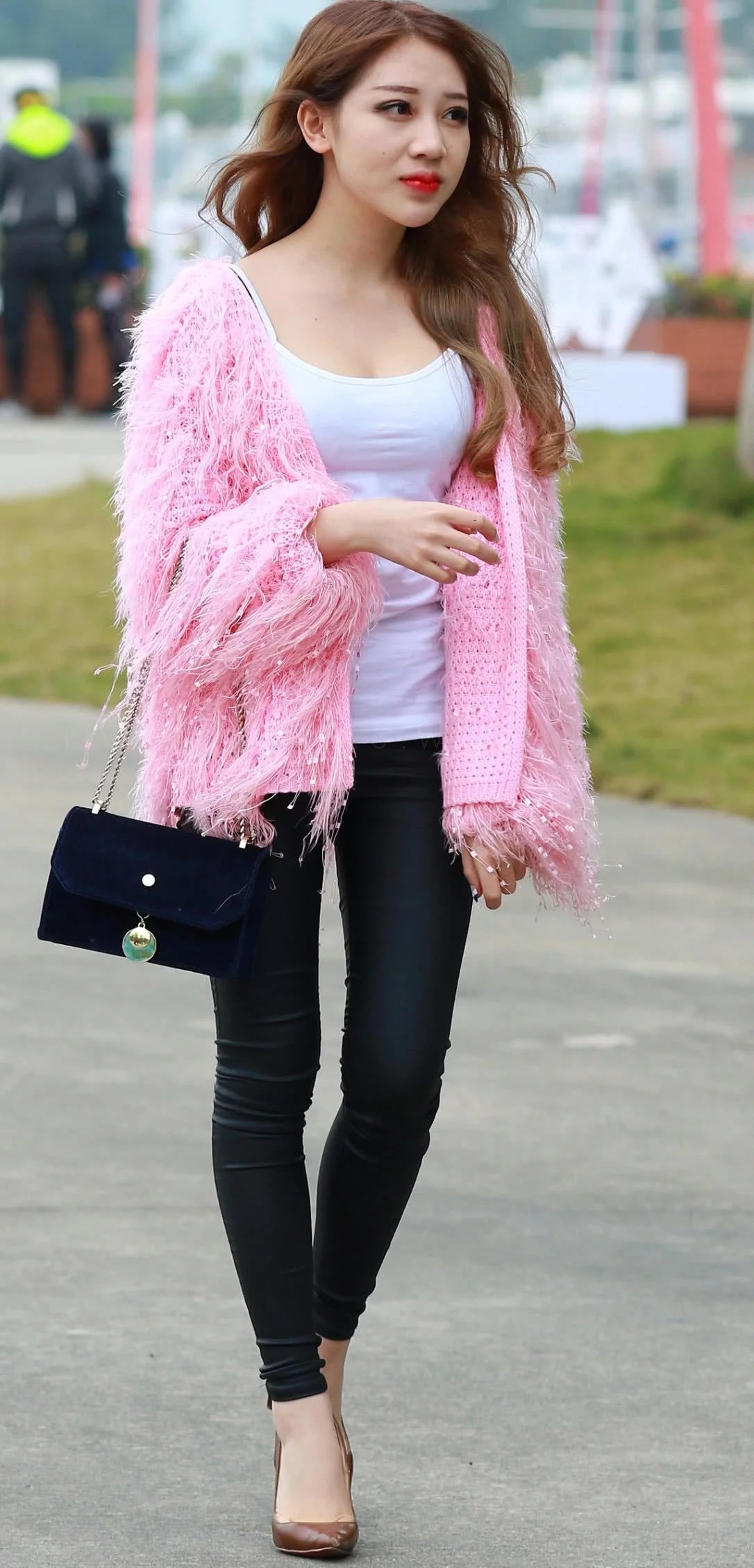 时尚小姐姐紧身裤秀出修长的大长腿,可惜吊带白衣搭配的不行,但