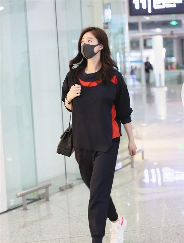 35岁的蒋欣剪了新款发型，这发型也太修饰人了，大饼脸变瓜子脸