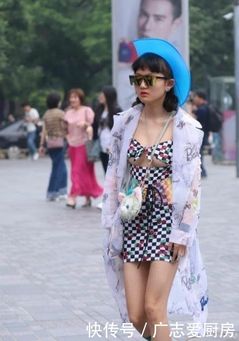  「个性」个性时尚的美女街拍：酷酷的美女，展现别具一格的姿态！