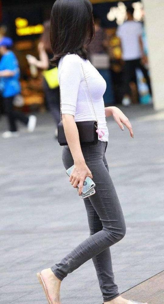 白色紧身t恤,搭配高腰黑色牛仔裤,好身材尽显！