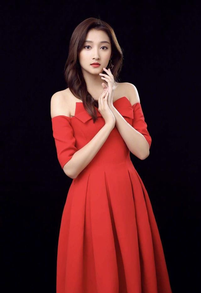 20岁的关晓彤穿了一件10岁小朋友的裙子，网友：这一身厉害了！