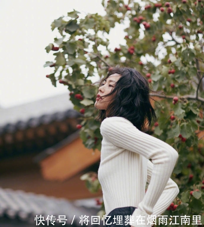  【气质】刘雯大片感穿搭，仅仅是打底衫配牛仔裤而已，女生这样穿太有气质