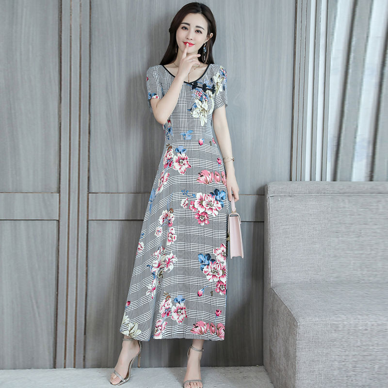 这裙子虽贵了一丢丢，但53岁老婆穿配裸鞋，美得魅不可挡