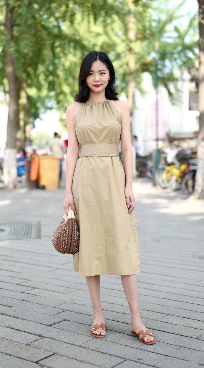 杭州街拍, 清凉夏日穿淡色会让人看上去更加舒适