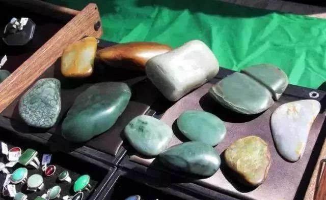  「玉石」谁说老外不玩奇石, 看看国外的石头市场是啥样!