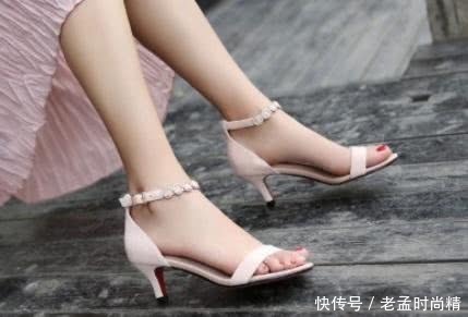  『女人味』一字带凉鞋采用细跟设计，散发着优雅精致的女人味