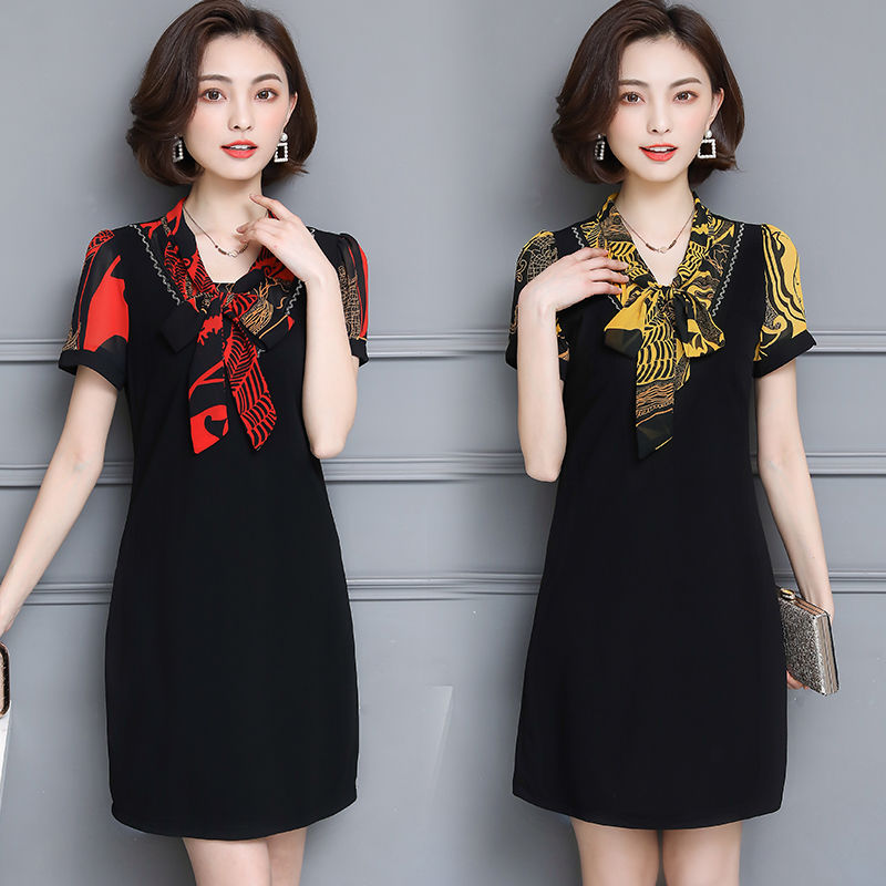 香港旅游，55岁妈妈这样穿搭，比旗袍更惊艳，想不吸睛都难