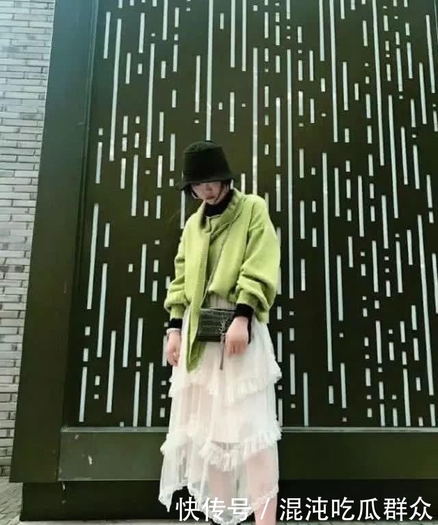 『紧身裤』建议小个子女生:别总穿棉服+紧身裤,2020流行这样穿很显高
